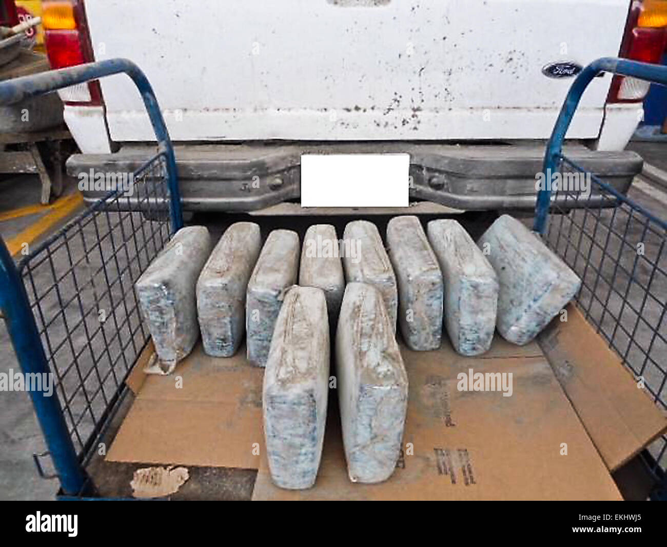 090512: San Ysidro porto di entrata, San Diego, CA - 67 libbre di marijuana è stato trovato nascosto in sacchi di cemento da U.S. Delle dogane e della protezione delle frontiere degli ufficiali. A 19 anni residente di Tijuana è stato alla guida di un 1999 Ford Ranger ed è stato inviato a una ispezione secondario. Una CBP stupefacenti K9 allertato per i sacchi di cemento e quando gli ufficiali tagliato in sacchetti hanno trovato la marijuana, che ha un valore di strada di $33,500. Il veicolo e il traffico di droga sono stati sequestrati e il driver è stato girato per Stati Uniti Immigrazione e dogane Esecuzione agenti, egli è stato prenotato presso il San Diego County Jail. Jackie Wasiluk Foto Stock