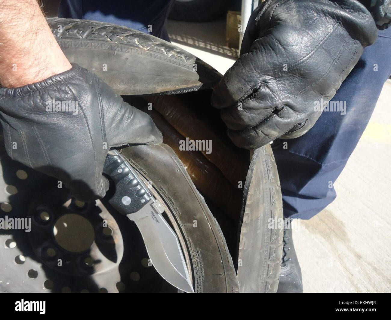 Il 6 aprile 2013, una donna Douglas è stata arrestata al Douglas Port of Entry per aver tentato di contrabbandare oltre 200 sterline di marijuana. Gli agenti del CBP hanno scoperto la droga nascosta nel paraurti posteriore e nella ruota di scorta del veicolo. La marijuana è stata sequestrata come parte delle operazioni anti-contrabbando in corso al confine. Foto Stock