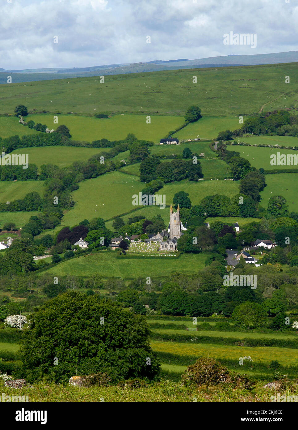 Widecombe-nel-Moor village & la Chiesa ha reso famoso dalla leggenda dello zio Tom Cobley Foto Stock