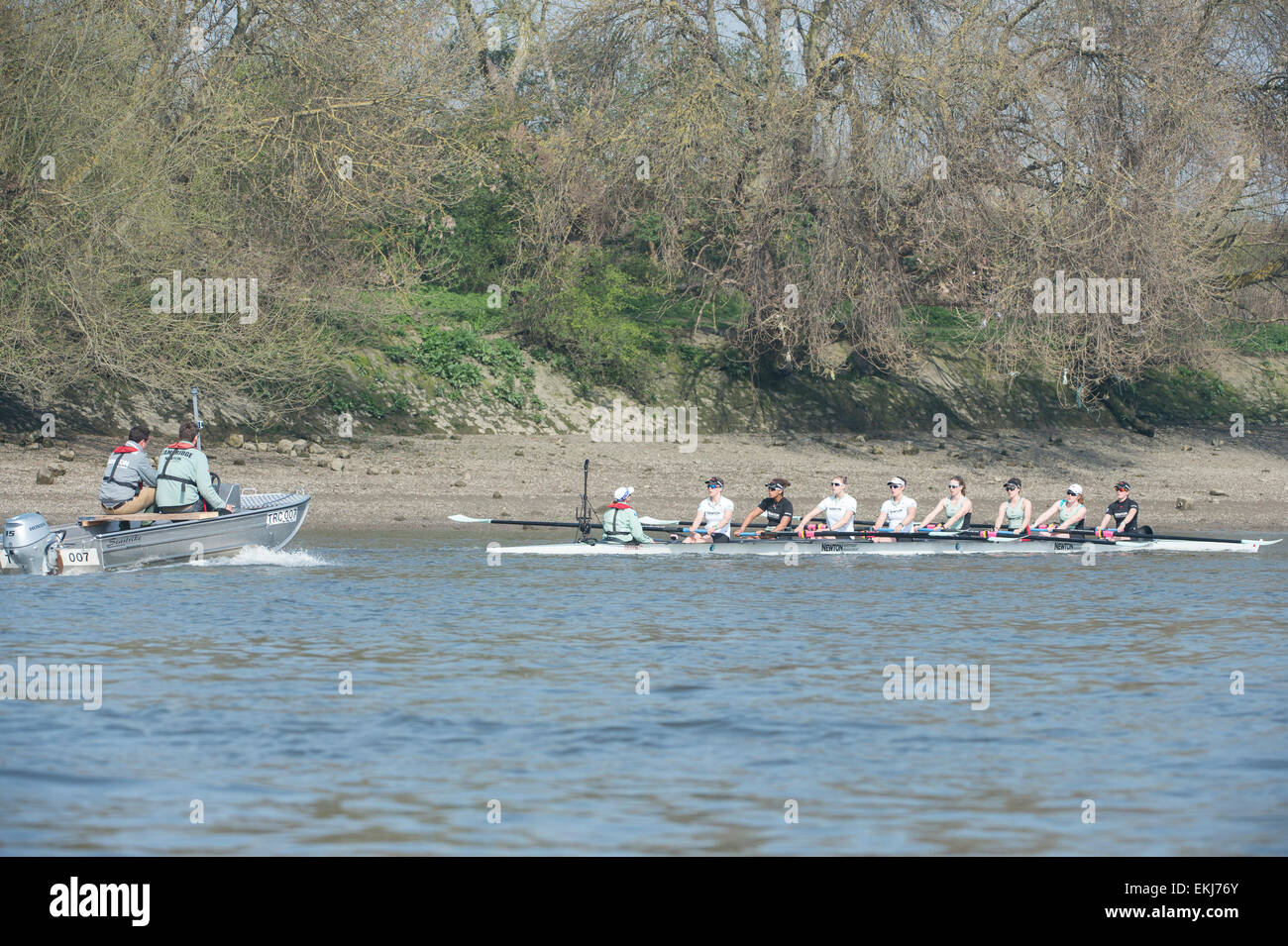 Londra, Regno Unito. 10 Aprile, 2015. Cambridge University donna Boat Club (CUWBC) su una gita in pratica. Durante la settimana Tideway (immediatamente precedente la BNY Mellon regate, gli equipaggi di andare in pratica le gite con i loro allenatori nella finale di preparazione per le gare su Aprile 11th. CUWBC equipaggio:- Prua: Fanny Belais, 2: Ashton marrone, 3: Caroline Reid, 4: Claire Watkins, 5: Melissa Wilson, 6: Holly Hill, 7: Daphne Martschenko, corsa: Hannah Evans, Cox: Rosmarino Ostfeld. Credito: Duncan Grove/Alamy Live News Foto Stock