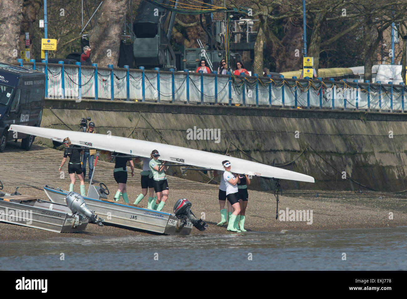 Londra, Regno Unito. 10 Aprile, 2015. Cambridge University donna Boat Club (CUWBC) su una gita in pratica. Durante la settimana Tideway (immediatamente precedente la BNY Mellon regate, gli equipaggi di andare in pratica le gite con i loro allenatori nella finale di preparazione per le gare su Aprile 11th. CUWBC equipaggio:- Prua: Fanny Belais, 2: Ashton marrone, 3: Caroline Reid, 4: Claire Watkins, 5: Melissa Wilson, 6: Holly Hill, 7: Daphne Martschenko, corsa: Hannah Evans, Cox: Rosmarino Ostfeld. Credito: Duncan Grove/Alamy Live News Foto Stock