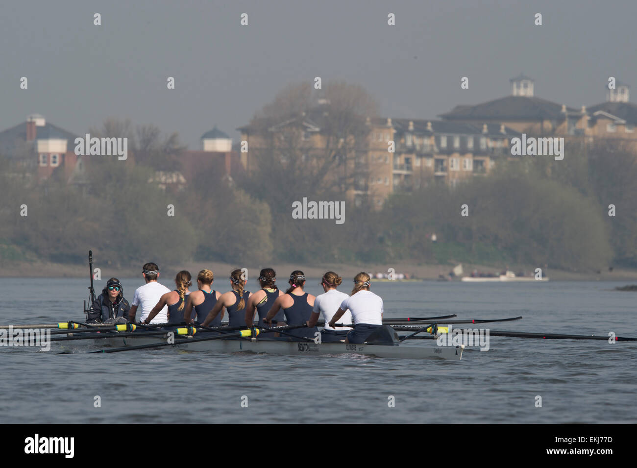 Londra, Regno Unito. 10 Aprile, 2015. Cambridge University donna Boat Club (CUWBC) su una gita in pratica. Durante la settimana Tideway (immediatamente precedente la BNY Mellon regate, gli equipaggi di andare in pratica le gite con i loro allenatori nella finale di preparazione per le gare su Aprile 11th. CUWBC equipaggio:- Prua: Fanny Belais, 2: Ashton marrone, 3: Caroline Reid, 4: Claire Watkins, 5: Melissa Wilson, 6: Holly Hill, 7: Daphne Martschenko, corsa: Hannah Evans, Cox: Rosmarino Ostfeld. Credito: Duncan Grove/Alamy Live News Foto Stock