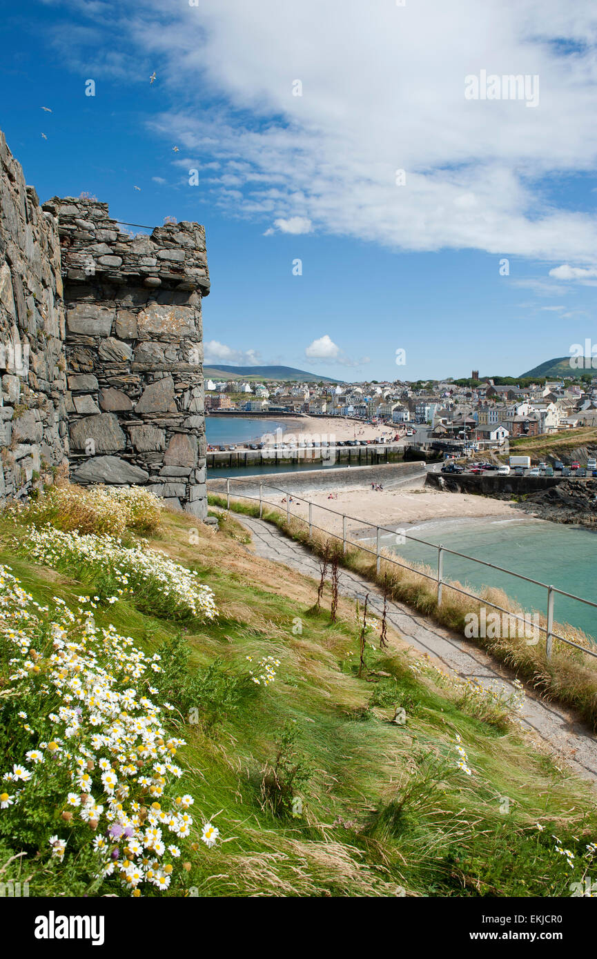 Il castello di pelatura e spiaggia, Isola di Man, in estate il sole Foto Stock
