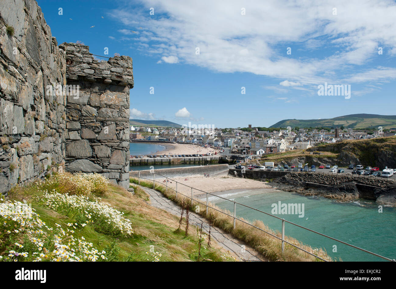 Il castello di pelatura e spiaggia, Isola di Man, in estate il sole Foto Stock