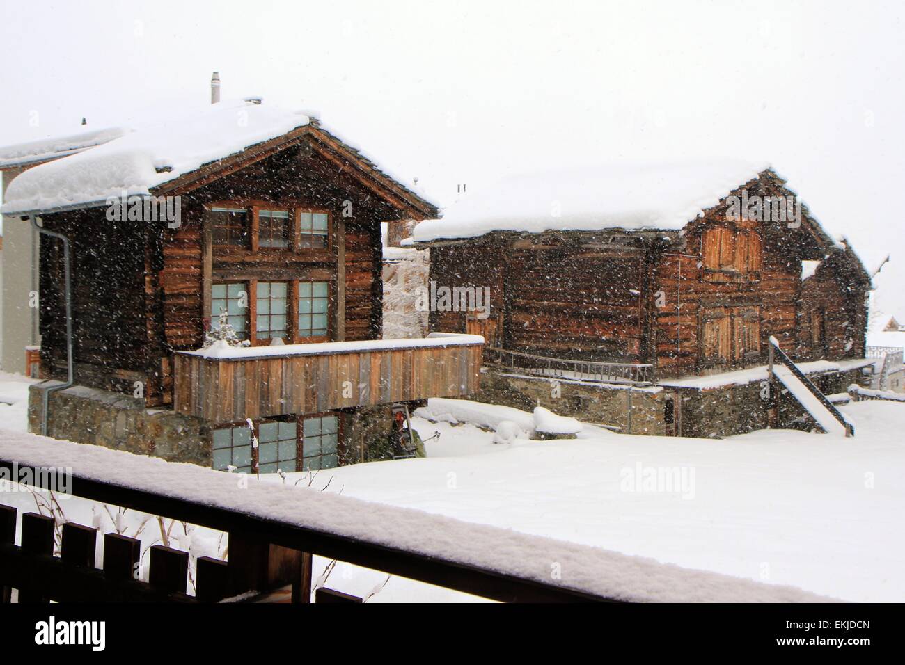 Granai tradizionali nella neve, Saas Fee, Alpi Swtzerland Foto Stock