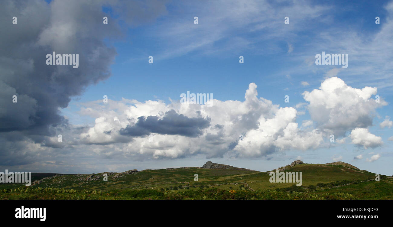 Stratoculmulus, cirrus & nimbostratus nuvole riempire i cieli sopra di fieno sella tor tor & Holwell tor, roccia di granito pali in Devon Foto Stock