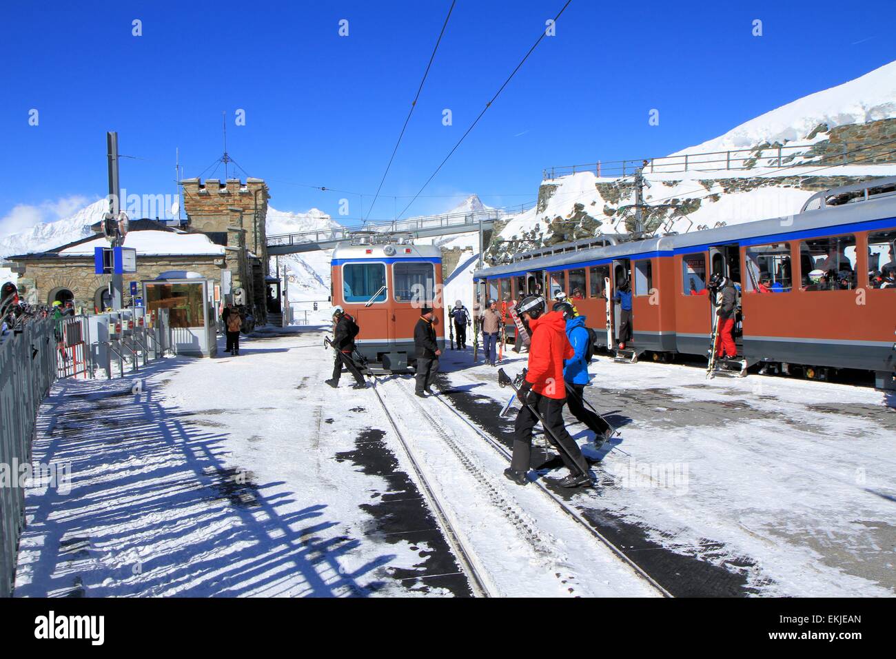 Le persone che attraversano presso la stazione di Gornergrat, Zermatt, Svizzera Foto Stock