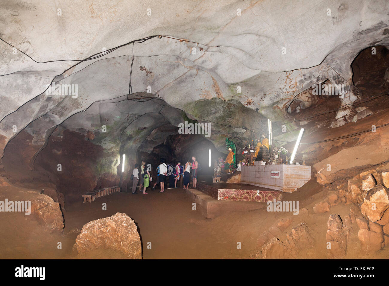 Chiang Dao Grotta, Chiang Rai, nel nord della Thailandia. Formazioni calcaree, i turisti in visita Foto Stock