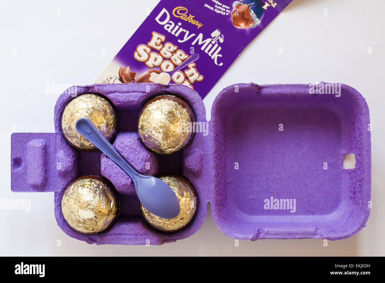 Scatola in cartone della Cadbury Dairy Milk uovo 'n' Spoon - choc-pieno di soffici deliziosa mousse lattiginoso aperto per mostrare i contenuti pronti per la Pasqua Foto Stock