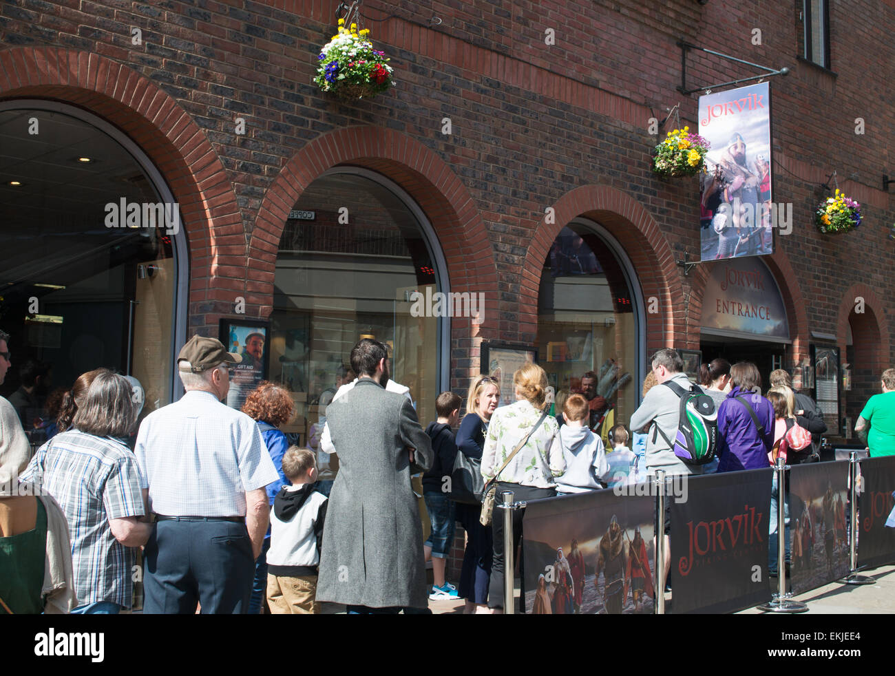 La gente in coda per visitare il centro di Jorvic, città di York, England, Regno Unito Foto Stock