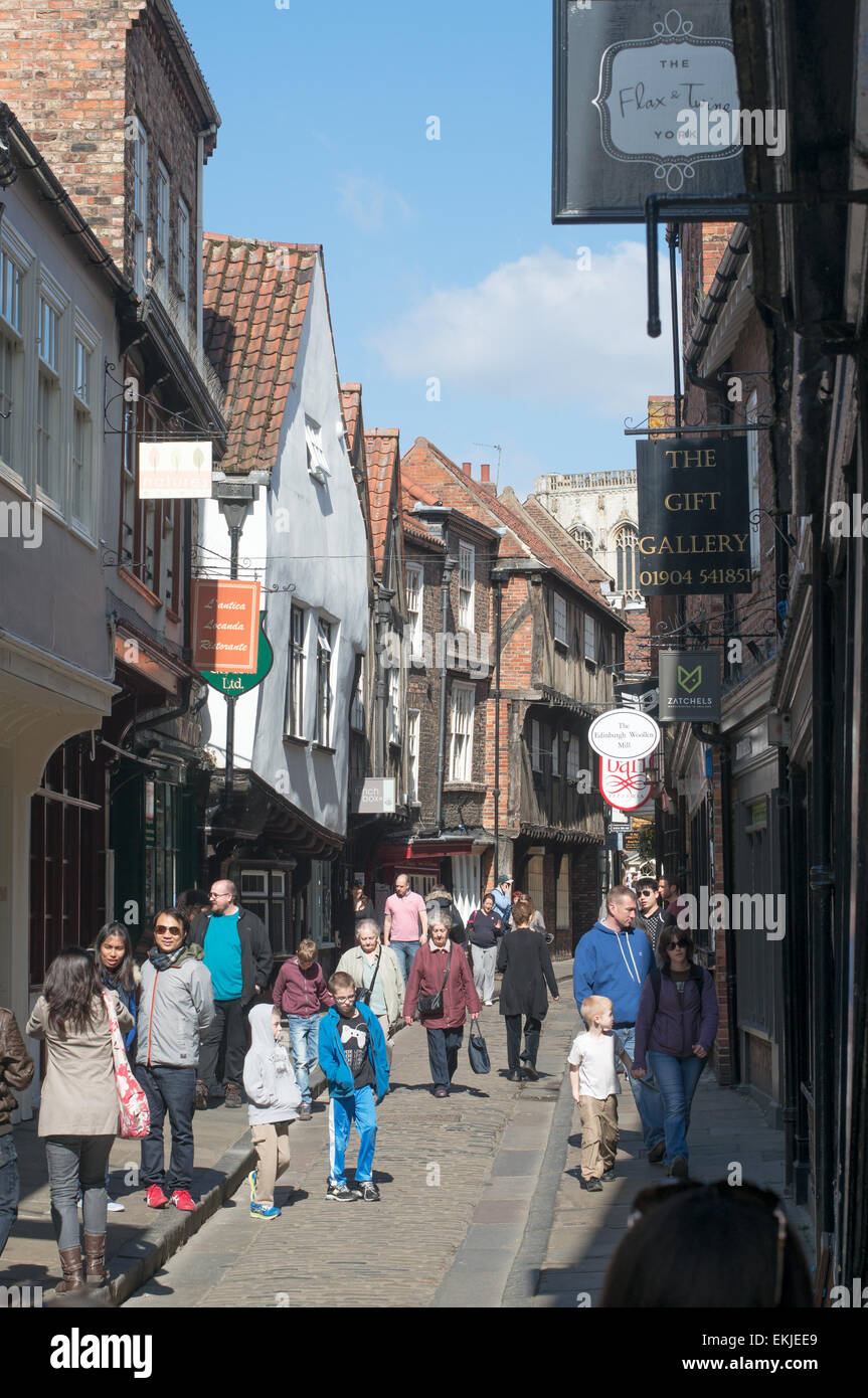 La gente camminare lungo il caos, città di York, England, Regno Unito Foto Stock