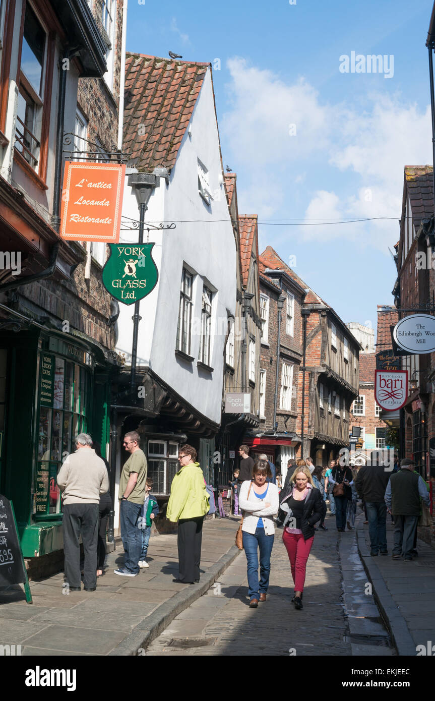 La gente camminare lungo il caos, città di York, England, Regno Unito Foto Stock