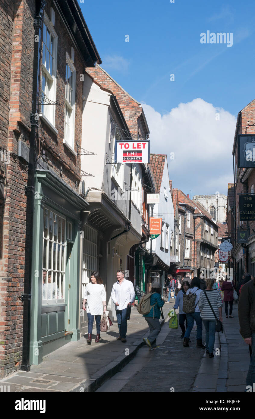 La gente camminare lungo il caos, città di York, England, Regno Unito Foto Stock