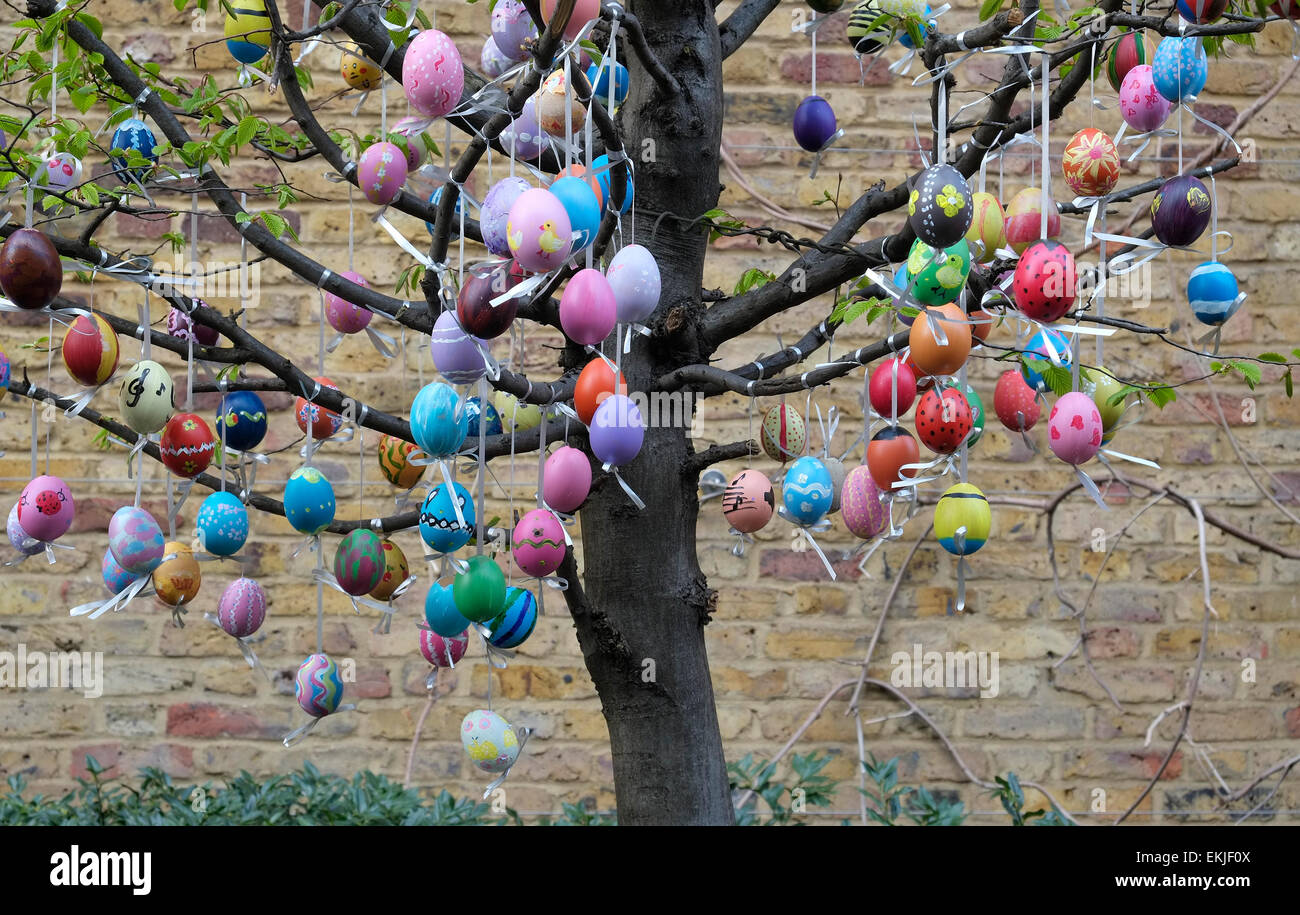 Colorate le uova di pasqua appesi da rami di albero, città di Londra, Inghilterra Foto Stock