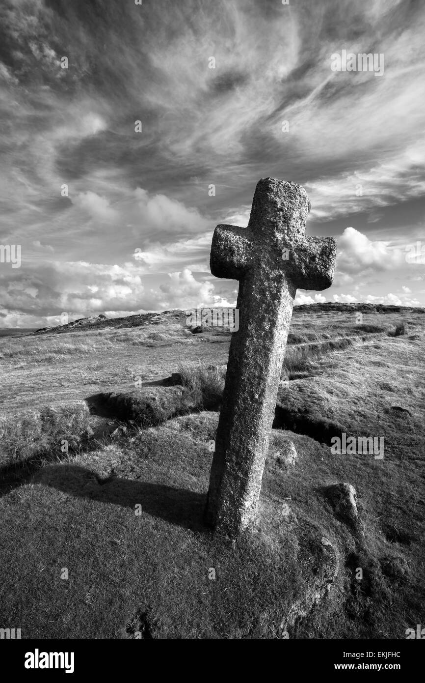 Immagine monocromatica di Ventoso Post o Croce Beckamoor Parco Nazionale di Dartmoor Devon UK Foto Stock