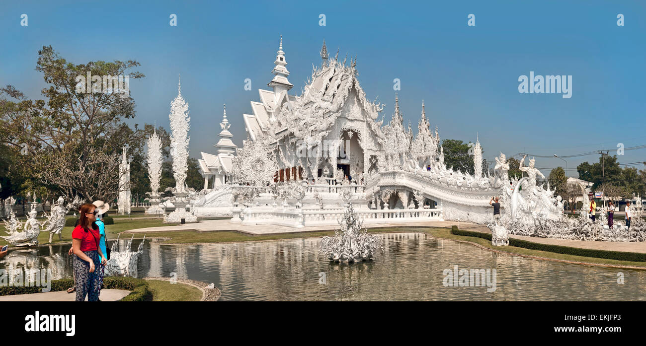 Il bianco o il tempio di Wat Rong Khun creato da Chalermchai Kositpipat, artista tailandese. Situato a 13km a sud di Chiang Rai Foto Stock
