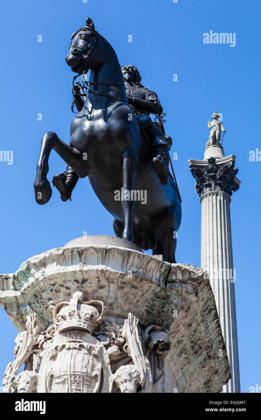 La statua di Re Carlo 1a con la magnifica Nelsons Column in background in Trafalgar Square a Londra. Foto Stock