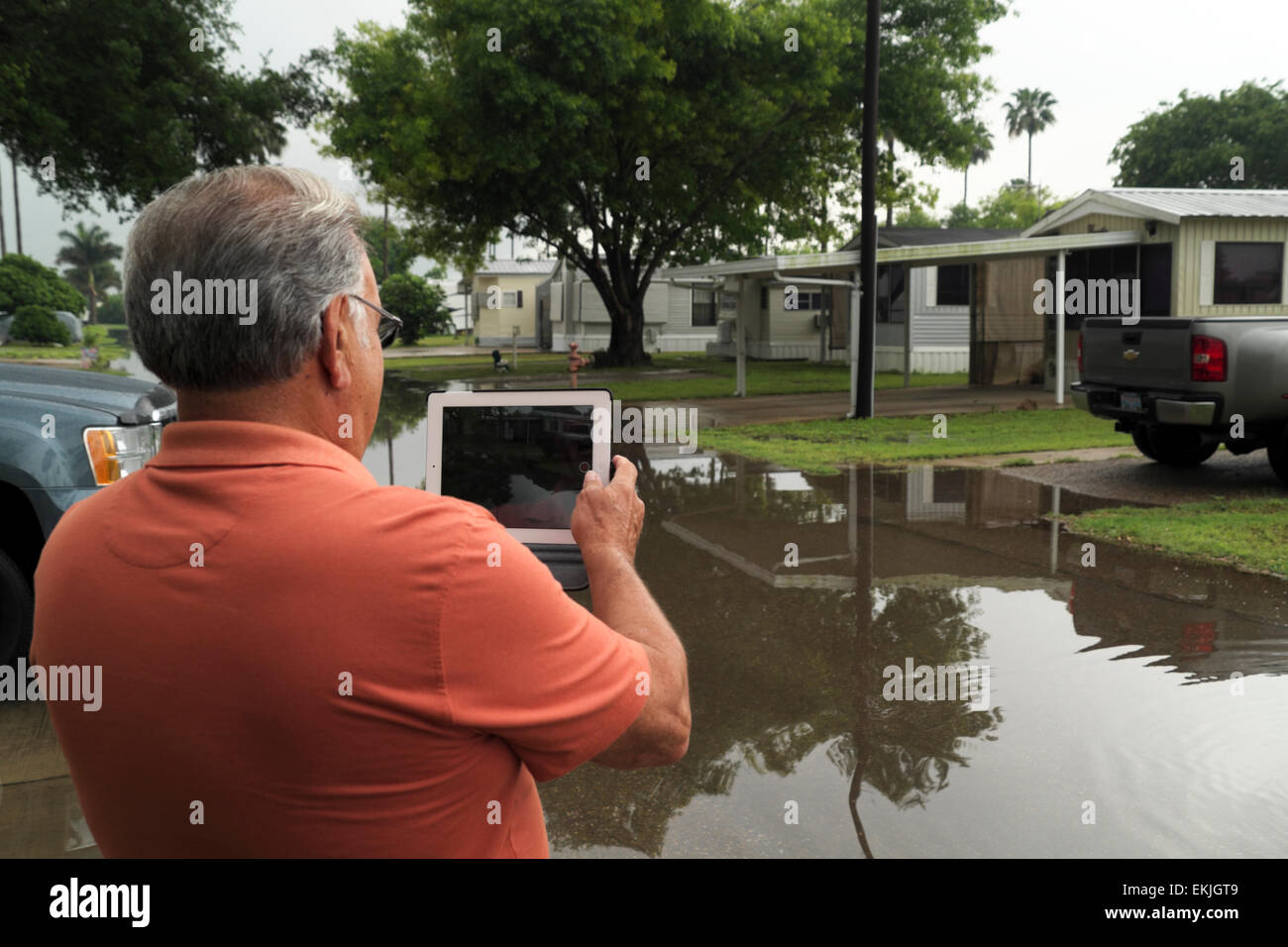 Resident catturare aprile inondazioni in una casa mobile/RV Park sul suo computer tablet in missione, Texas, Stati Uniti d'America Foto Stock