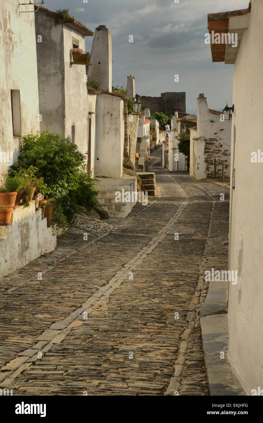 Monsaraz è una parrocchia civile e sede municipale del Comune di Reguengos de Monsaraz, sul margine destro della Guadi Foto Stock