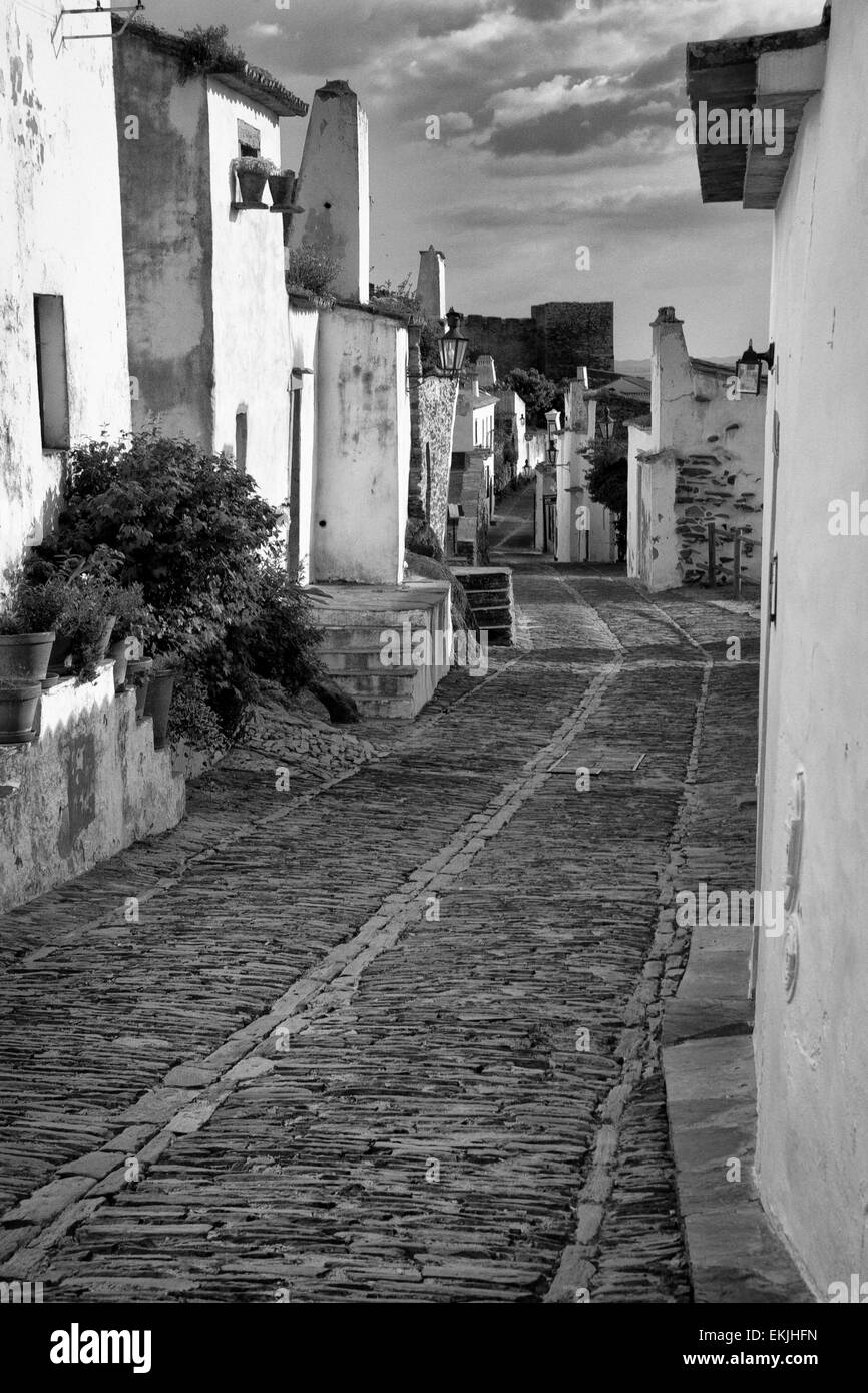 Monsaraz è una parrocchia civile e sede municipale del Comune di Reguengos de Monsaraz, sul margine destro della Guadi Foto Stock