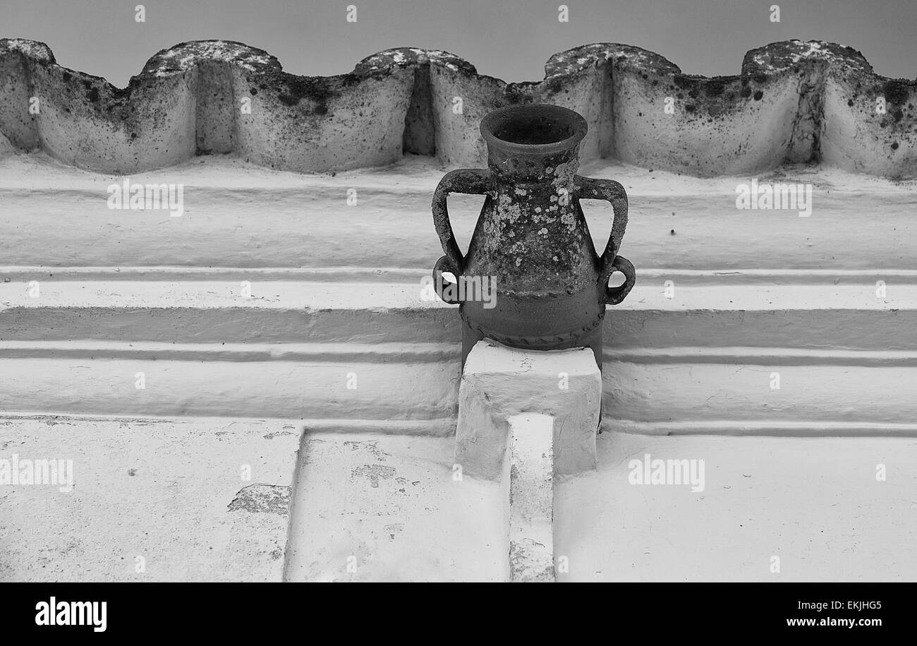 Jar sul tetto a forma di tubo di scarico a Monsaraz villade, una parrocchia civile del comune di Reguengos de Monsaraz, in portoghese un Foto Stock