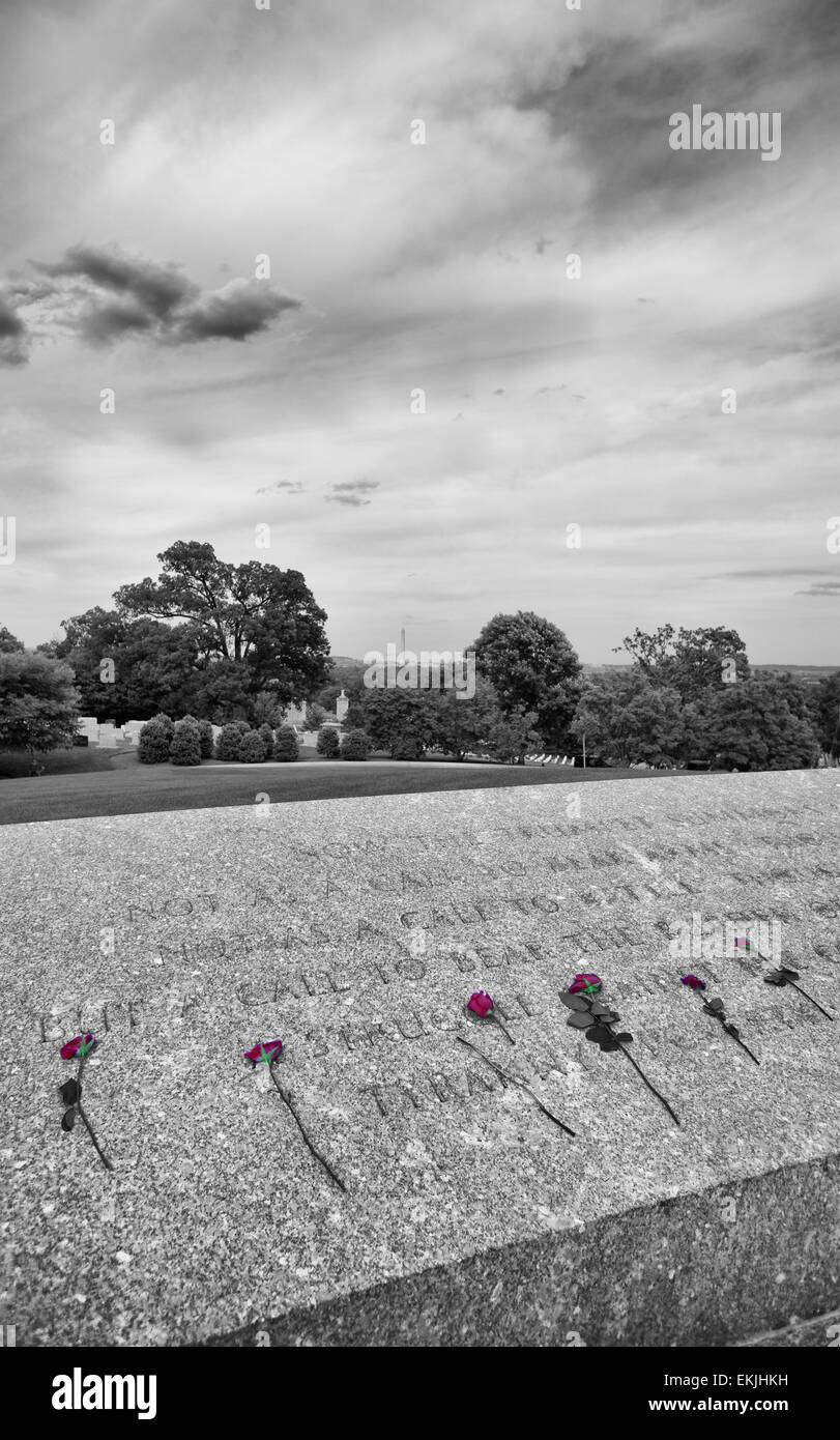 Le rose da JFK a muro al Cimitero Nazionale di Arlington Foto Stock