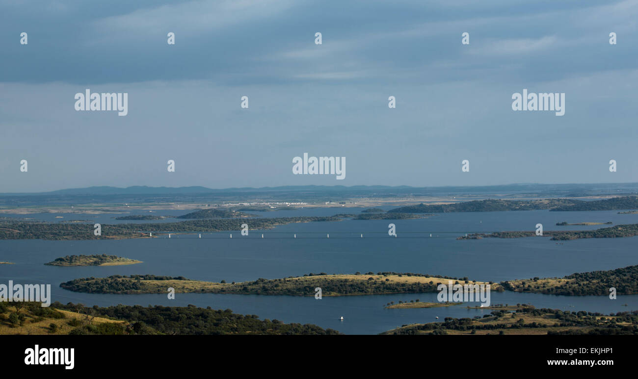 Monsaraz è una parrocchia civile e sede municipale del Comune di Reguengos de Monsaraz, sul margine destro della Guadi Foto Stock