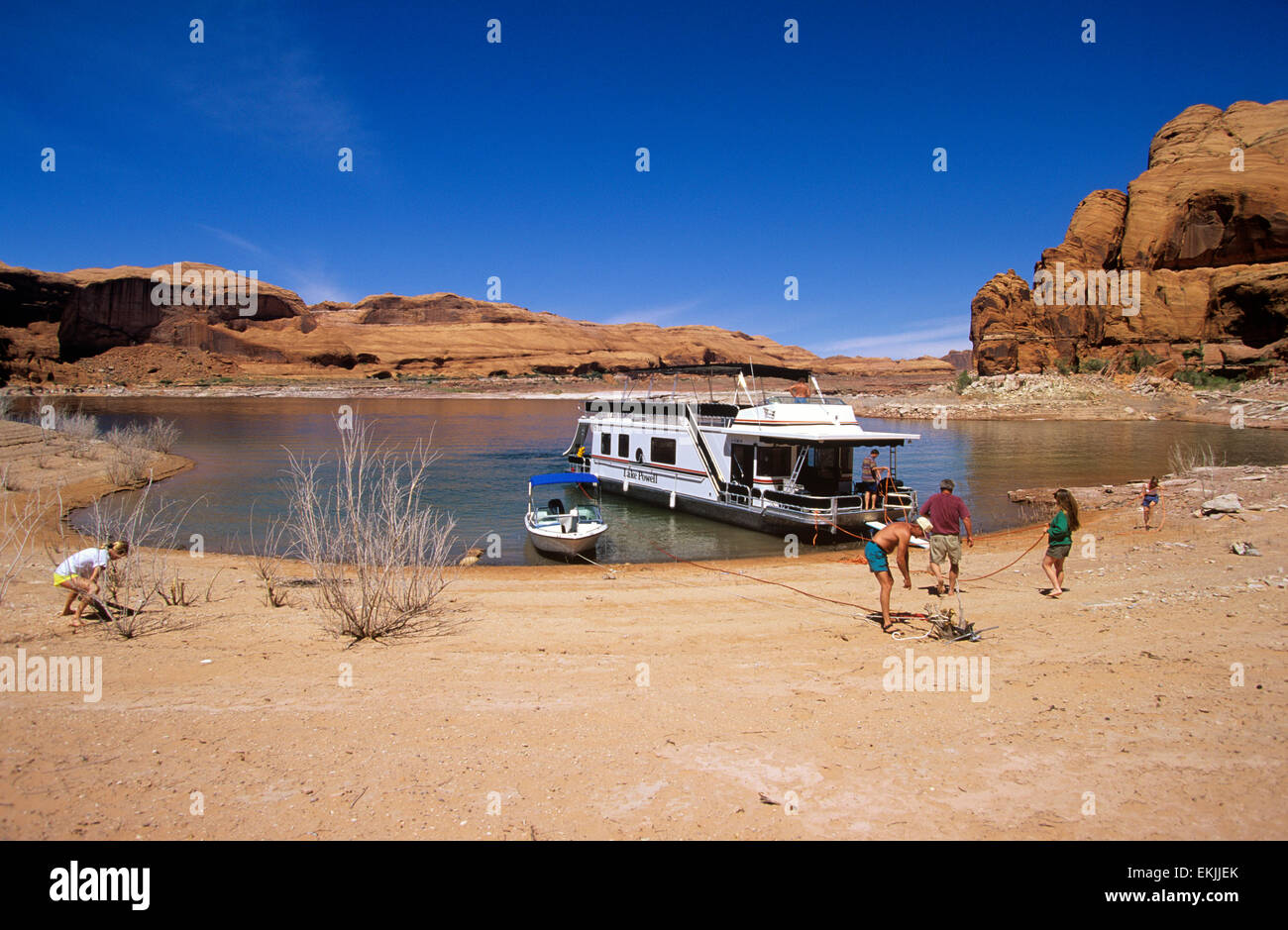 Houseboat ancore deve essere impostata a terra - non in acqua, Lake Powell, Utah, Stati Uniti d'America. Foto Stock