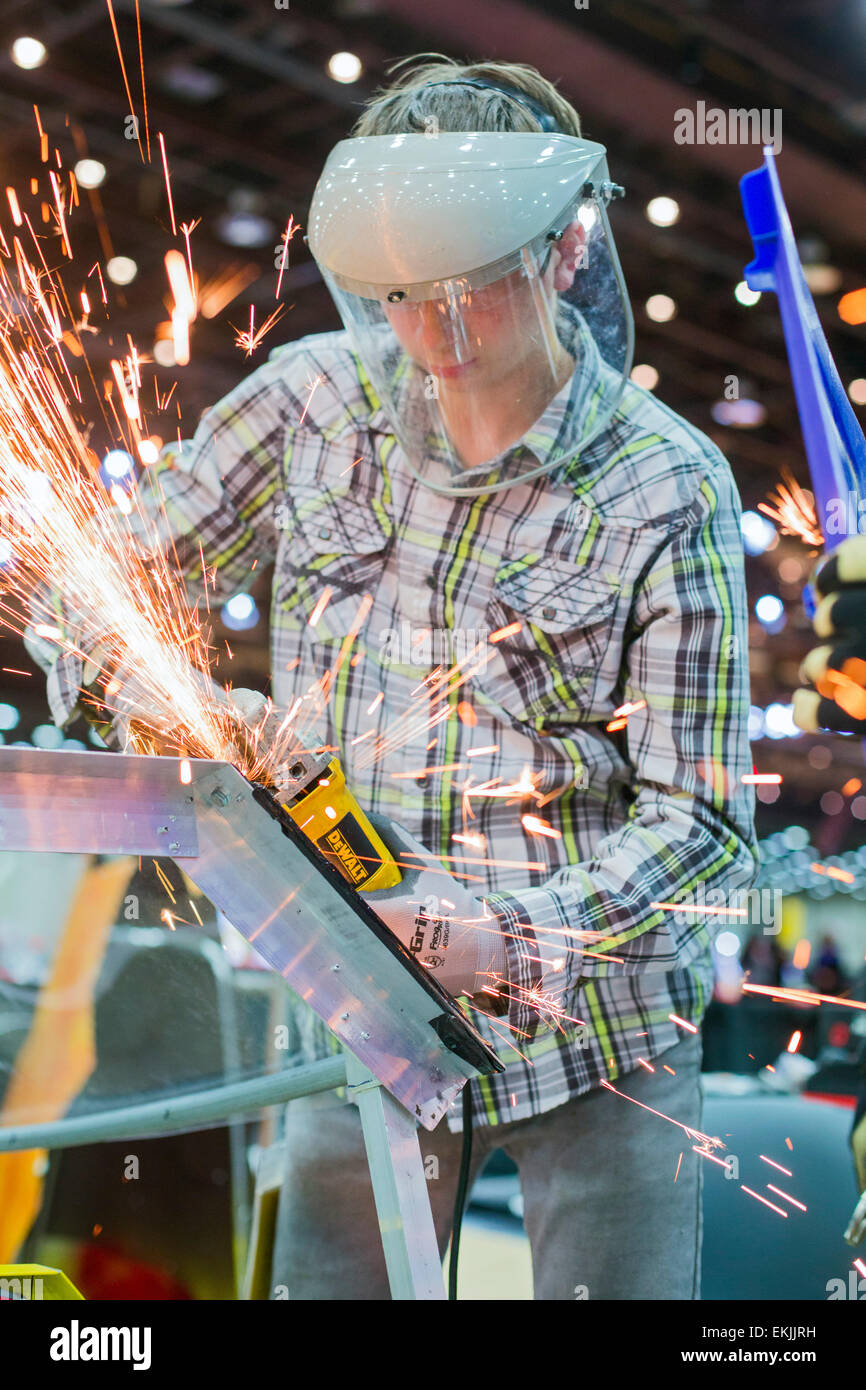 Detroit, Michigan, Stati Uniti d'America. 09Apr, 2015. Gli studenti da James B. Dudley high school di Greensboro, Nord Carolina lavorare su una vettura che hanno progettato per competere nella Shell Eco-Marathon. Il concorso sfide agli studenti di costruire un efficiente del carburante dei veicoli. Il Dudley gli studenti vengono da un interno della città scuola con poche risorse; hanno elementi riciclati come il vento le parti della turbina e la cornice di un deambulatore per rendere le loro auto. Credito: Jim West/Alamy Live News Foto Stock