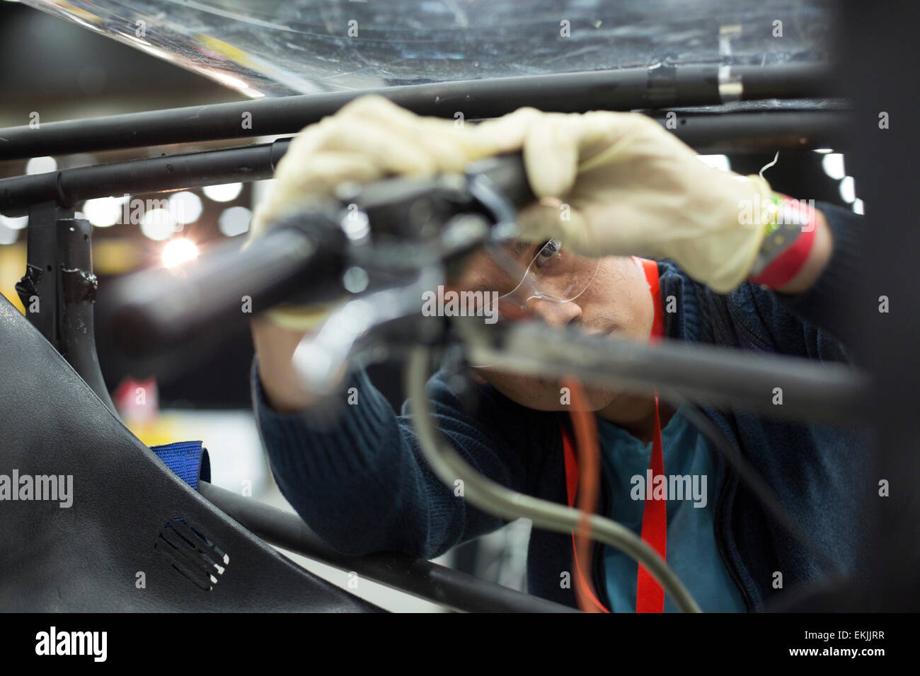 Detroit, Michigan, Stati Uniti d'America. 09Apr, 2015. Gli studenti da James B. Dudley high school di Greensboro, Nord Carolina lavorare su una vettura che hanno progettato per competere nella Shell Eco-Marathon. Il concorso sfide agli studenti di costruire un efficiente del carburante dei veicoli. Il Dudley gli studenti vengono da un interno della città scuola con poche risorse; hanno elementi riciclati come il vento le parti della turbina e la cornice di un deambulatore per rendere le loro auto. Credito: Jim West/Alamy Live News Foto Stock