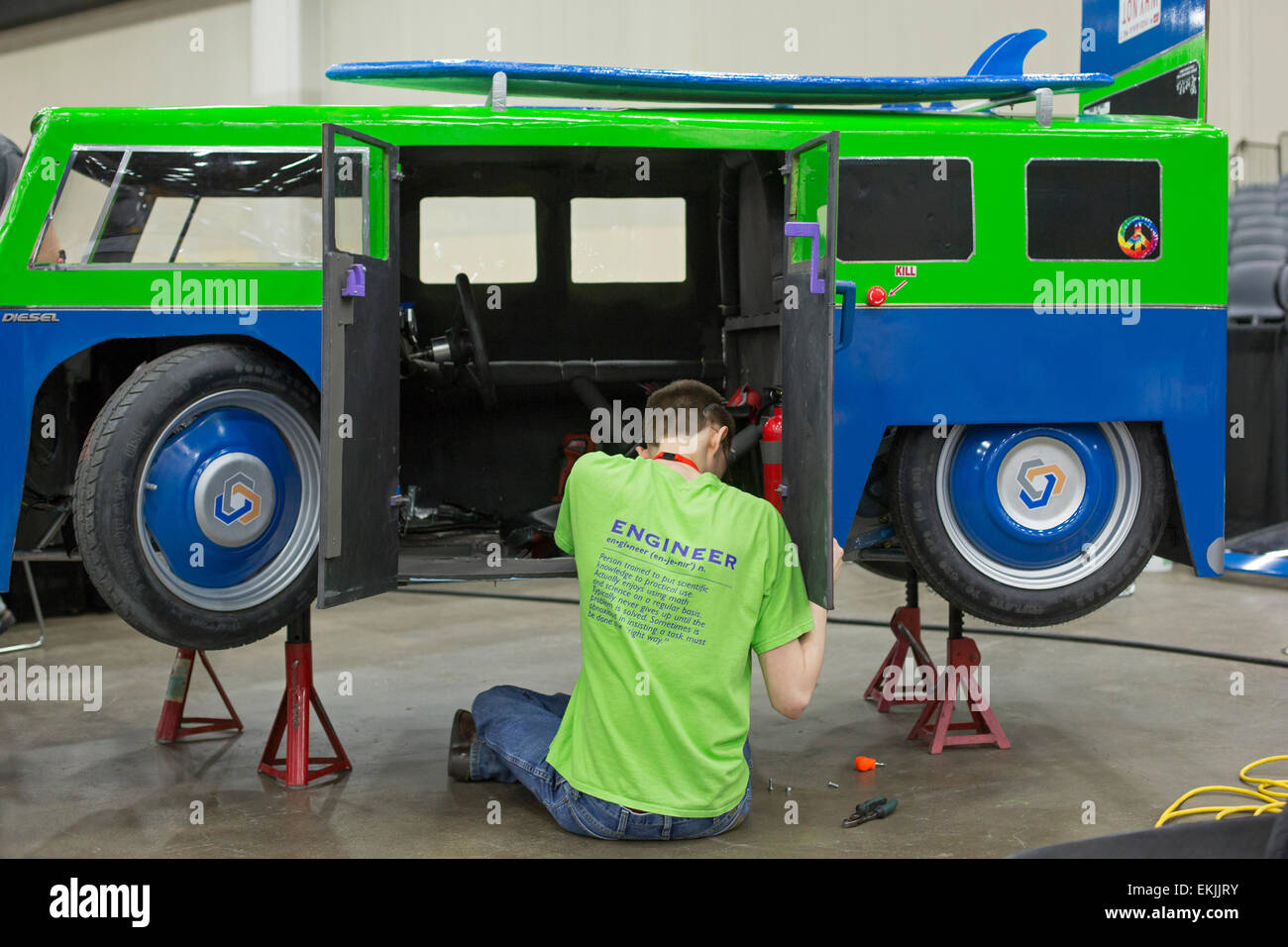 Detroit, Michigan, Stati Uniti d'America. 09Apr, 2015. Gli studenti delle scuole superiori dal nuovo castello (Indiana) centro in carriera lavorare sulle vetture hanno progettato per competere nella Shell Eco-Marathon. Il concorso sfide agli studenti di costruire un efficiente del carburante dei veicoli. Credito: Jim West/Alamy Live News Foto Stock