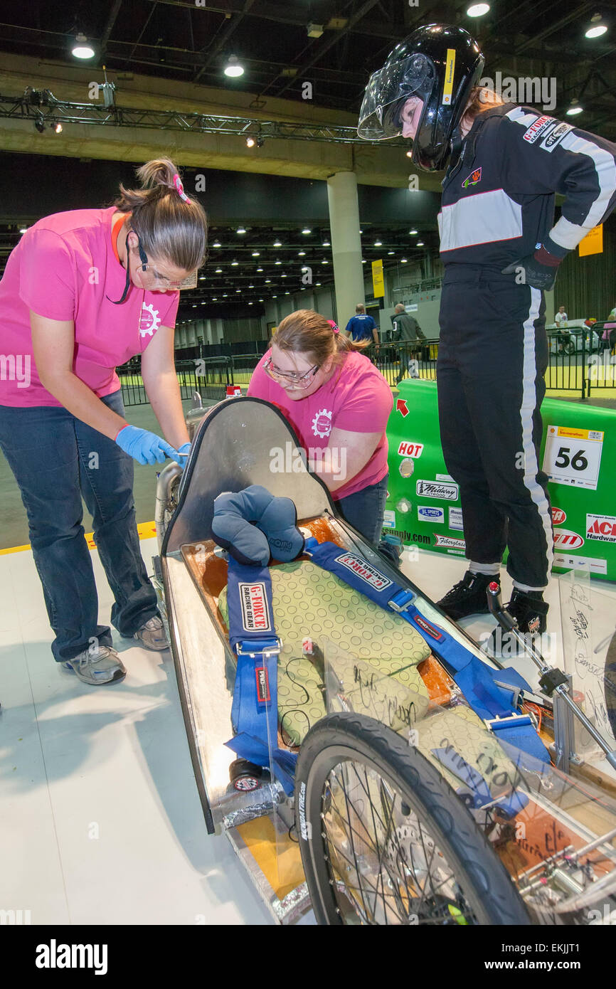 Detroit, Michigan, Stati Uniti d'America. 09Apr, 2015. Il negozio le ragazze del team dal granito cade (Washington) High School funziona su una vettura che hanno progettato per competere nella Shell Eco-Marathon. Il concorso sfide agli studenti di costruire un efficiente del carburante dei veicoli. Credito: Jim West/Alamy Live News Foto Stock