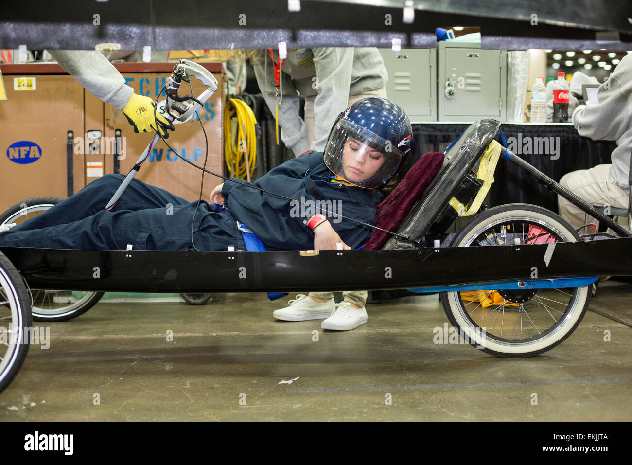 Detroit, Michigan, Stati Uniti d'America. 09Apr, 2015. Gli studenti provenienti da Newburgh (New York) Libera Accademia, un pubblico di alta scuola, montare il conducente in un auto che hanno progettato per competere nella Shell Eco-Marathon. Il concorso sfide agli studenti di costruire un efficiente del carburante dei veicoli. Credito: Jim West/Alamy Live News Foto Stock