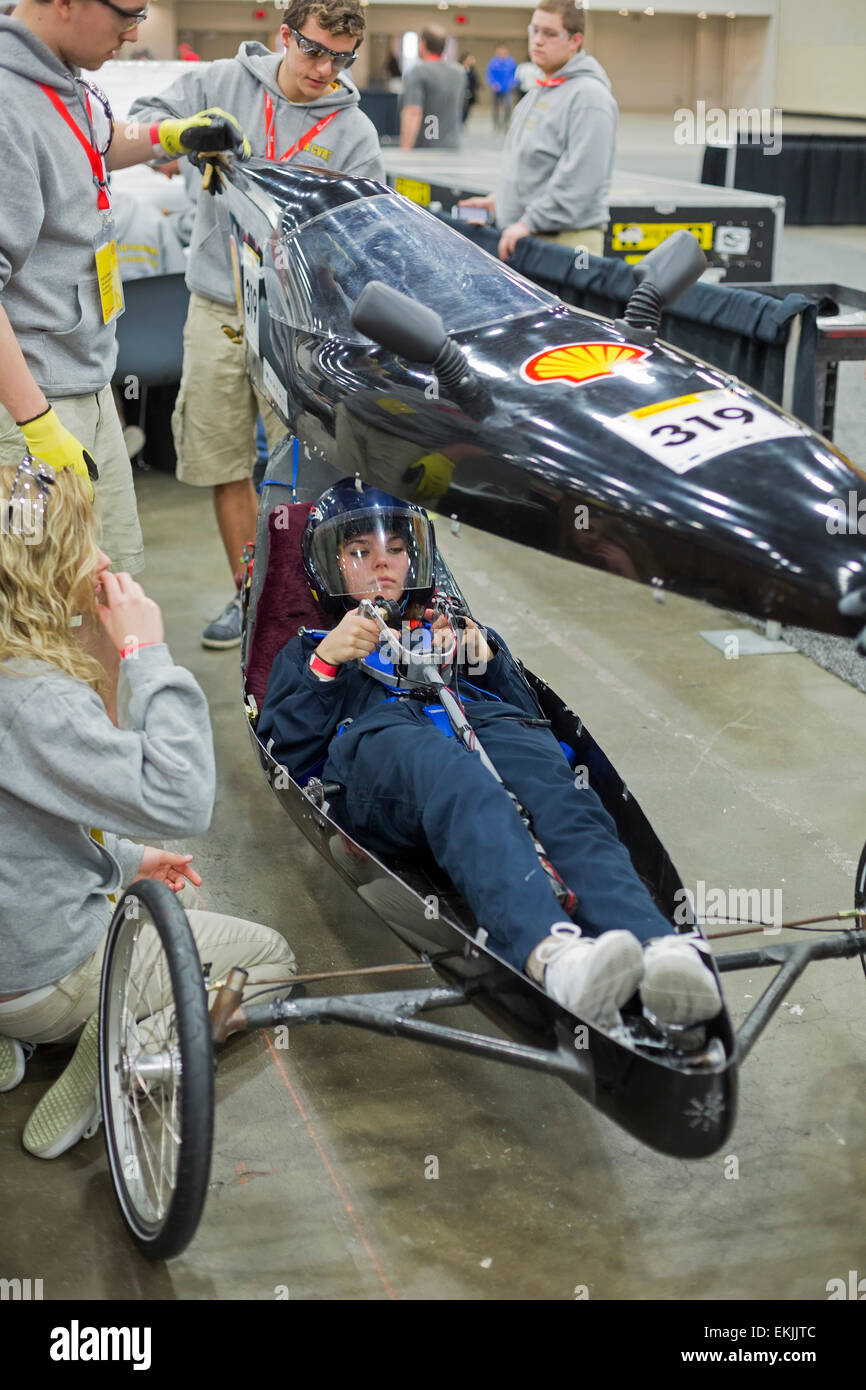 Detroit, Michigan, Stati Uniti d'America. 09Apr, 2015. Gli studenti provenienti da Newburgh (New York) Libera Accademia, un pubblico di alta scuola, montare il conducente in un auto che hanno progettato per competere nella Shell Eco-Marathon. Il concorso sfide agli studenti di costruire un efficiente del carburante dei veicoli. Credito: Jim West/Alamy Live News Foto Stock