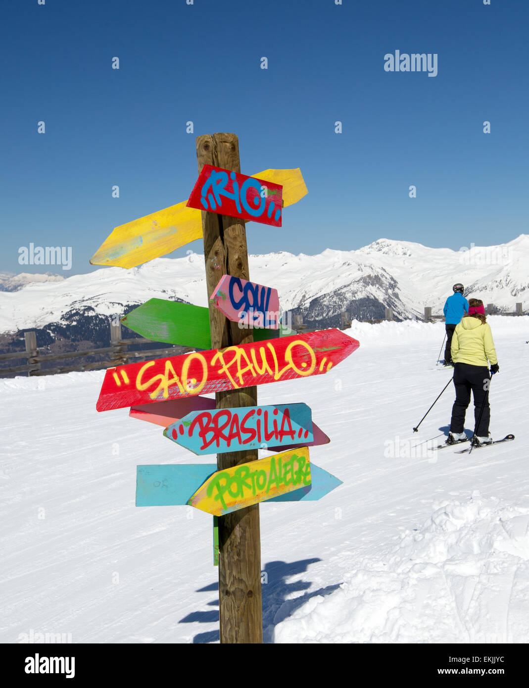 Cartelli internazionali La Plagne Francia Foto Stock
