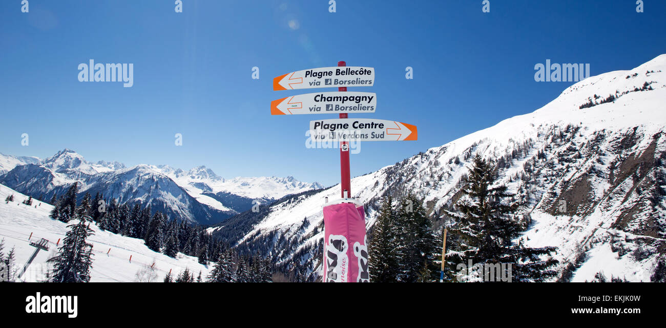 Cartelli di sci a La Plagne sulle Alpi francesi Francia Foto Stock