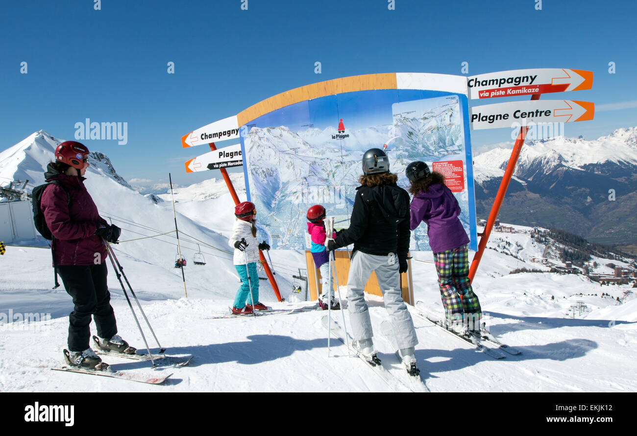 Gli sciatori la lettura di una grande mappa piste a La Plagne sulle Alpi francesi Francia Foto Stock