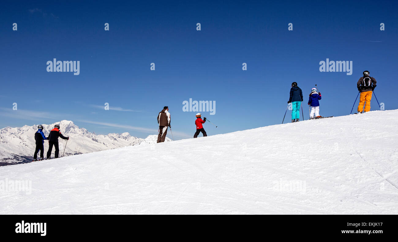La gente lo sci a La Plagne sulle Alpi francesi Francia Foto Stock
