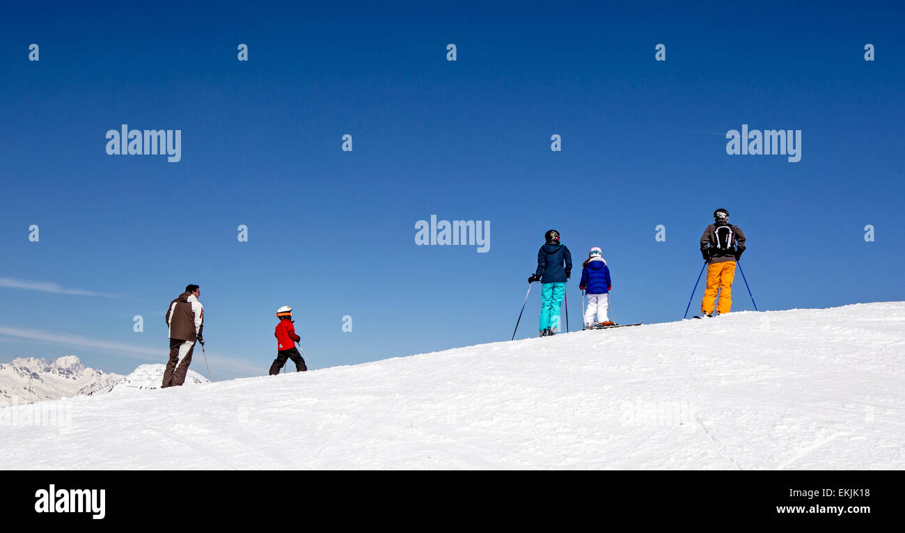 La gente lo sci a La Plagne sulle Alpi francesi Francia Foto Stock