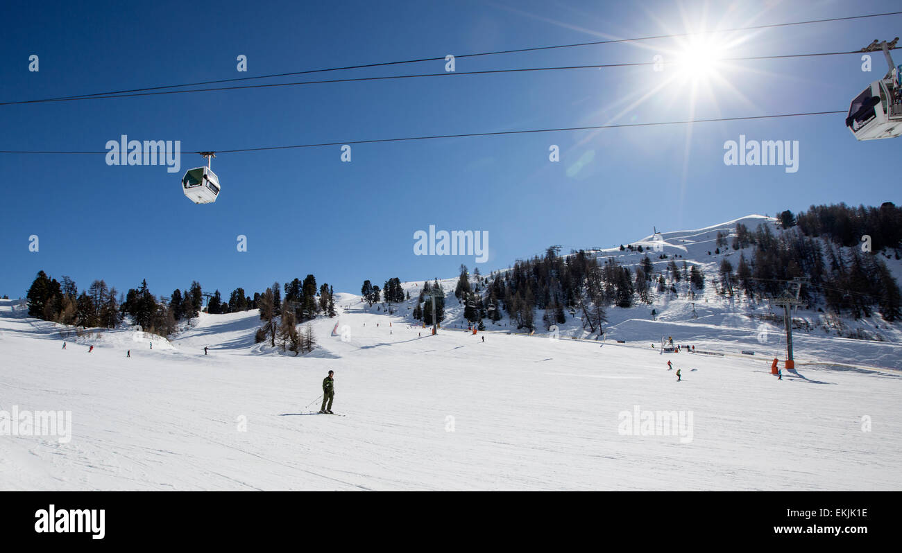 La gente lo sci a La Plagne sulle Alpi francesi Francia Foto Stock