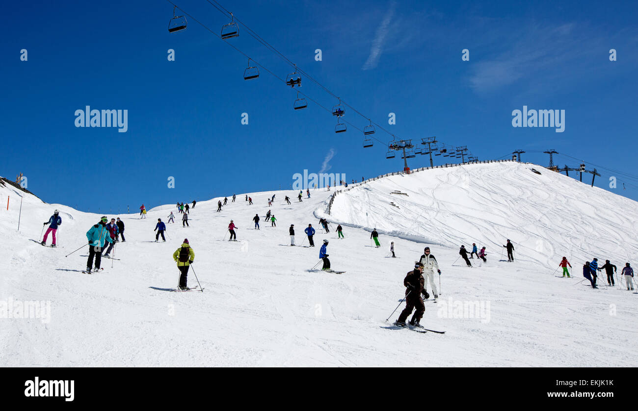 La gente lo sci a La Plagne sulle Alpi francesi Francia Foto Stock