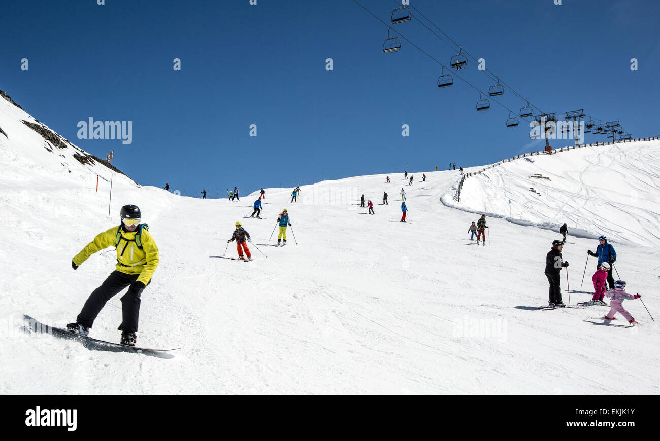 La gente lo sci a La Plagne sulle Alpi francesi Francia Foto Stock