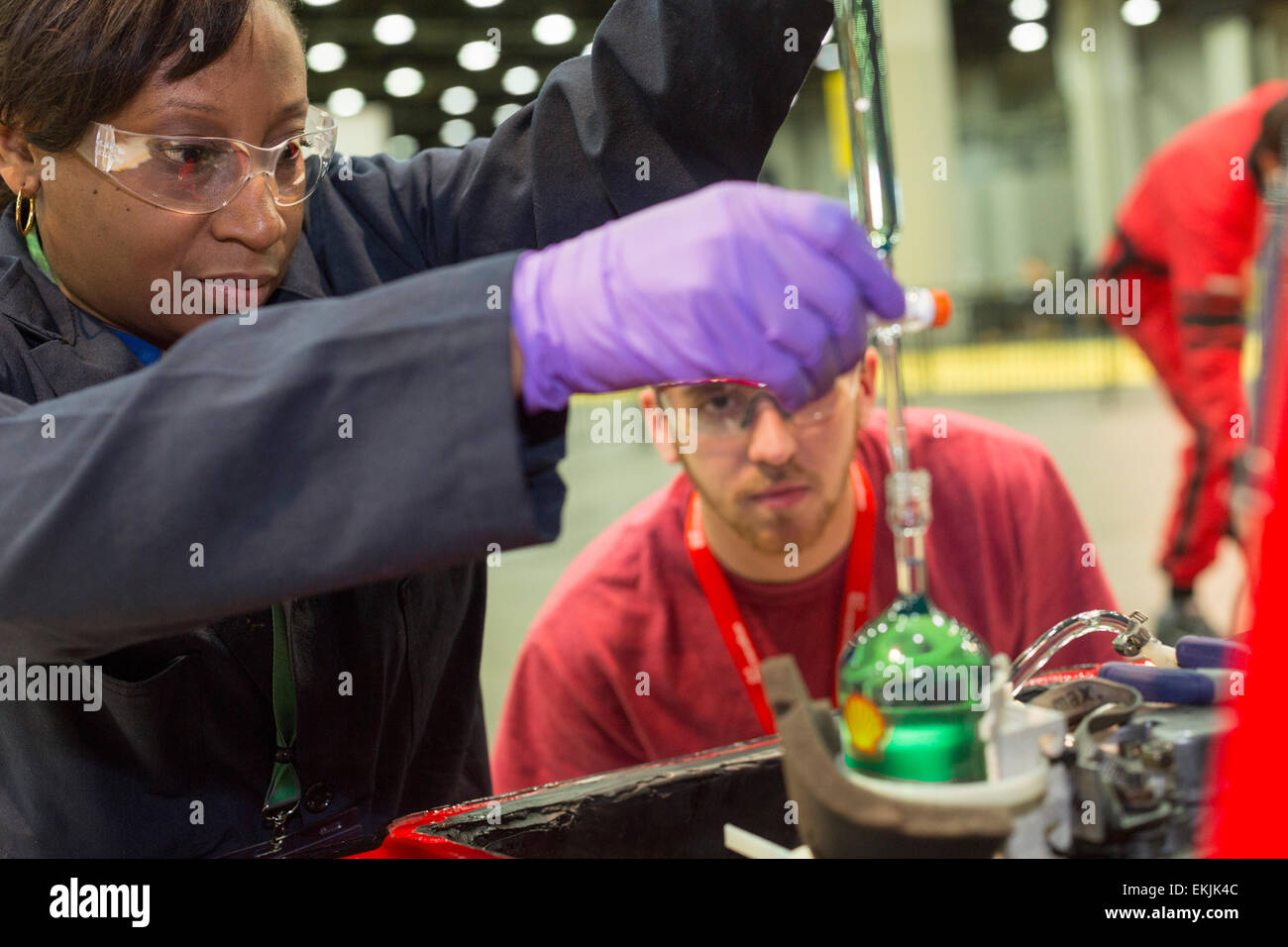 Detroit, Michigan, Stati Uniti d'America. 09Apr, 2015. Un tecnico misure di carburante diesel per un team di studenti in competizione nella Shell Eco-Marathon. Il Eco-Marathon è una competizione in cui alta scuola e gli studenti universitari cercare di costruire la più efficiente del carburante veicolo. Credito: Jim West/Alamy Live News Foto Stock
