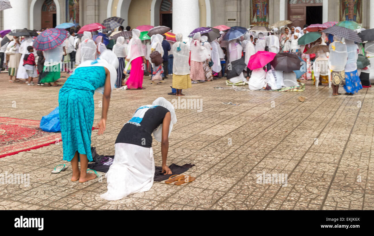 Etiopia ad Addis Abeba. Decimo Apr, 2015. Dedicato ortodossa etiope di seguaci inchino centinaia di volte al culto di Dio, e ricordare il dolore e la sofferenza di Gesù Cristo, durante Siklet (crocifissione) Aprile 10 ,2015 in Etiopia ad Addis Abeba Credito: Dereje Belachew/Alamy Live News Foto Stock