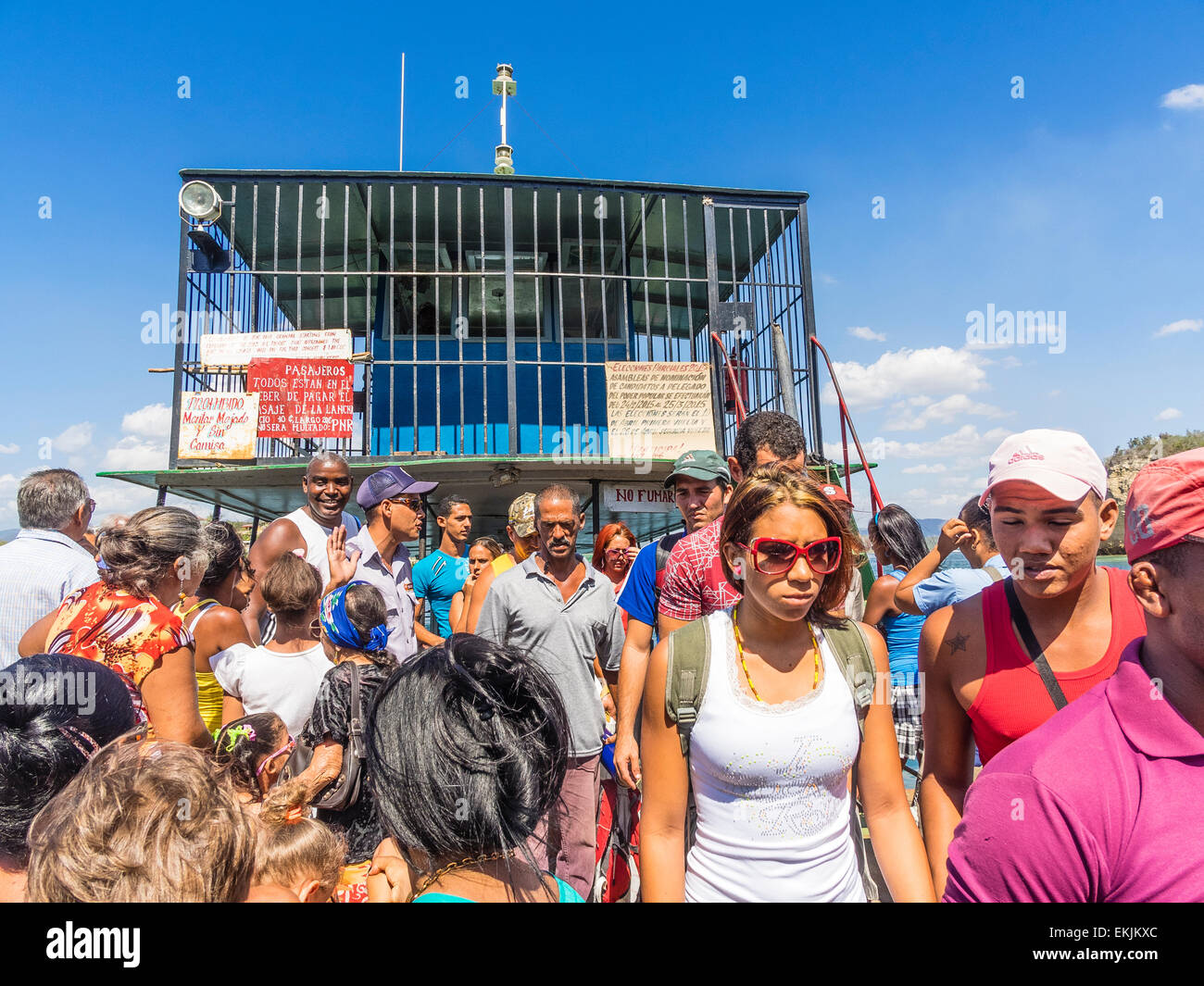 Nave traghetto che trasporta persone da e per la piccola isola di Granma, Cayo Granma, dalla terraferma in Santiago de Cuba. Foto Stock