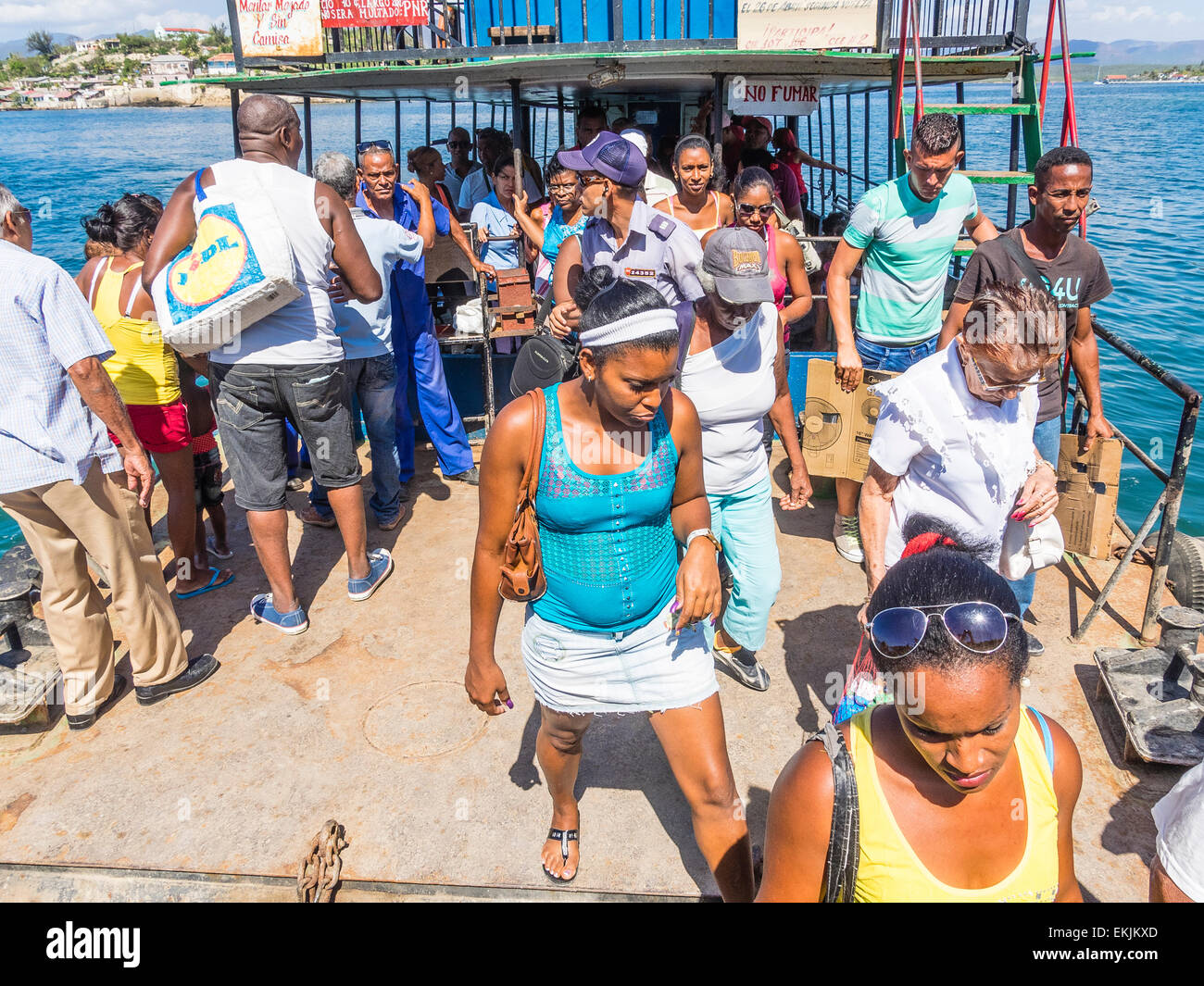 Nave traghetto che trasporta persone da e per la piccola isola di Granma, Cayo Granma, dalla terraferma in Santiago de Cuba. Foto Stock