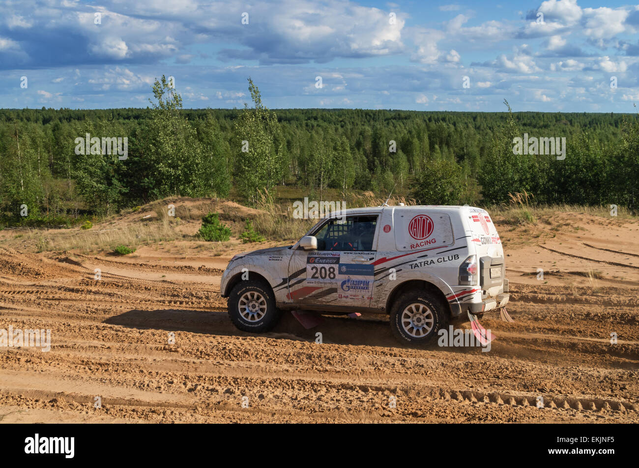 Gare su un rally-raid su dune di sabbia. Rally-raid Baha " Bielorussia " 2014 - primo giorno. Foto Stock