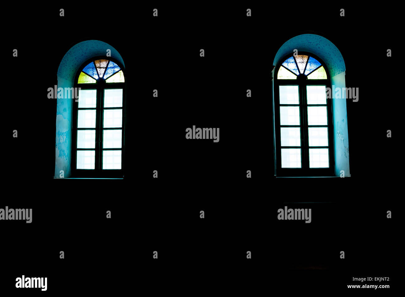 Windows al buio con vetri colorati. Foto Stock