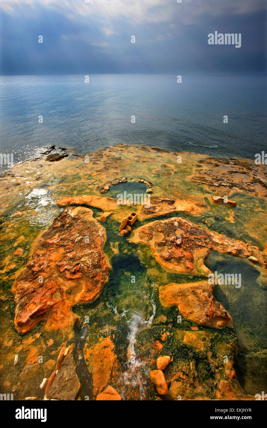 Piccole piscine naturali di acqua dalle sorgenti calde ext al mare, Edipsos, Nord isola di Eubea, Grecia. Foto Stock
