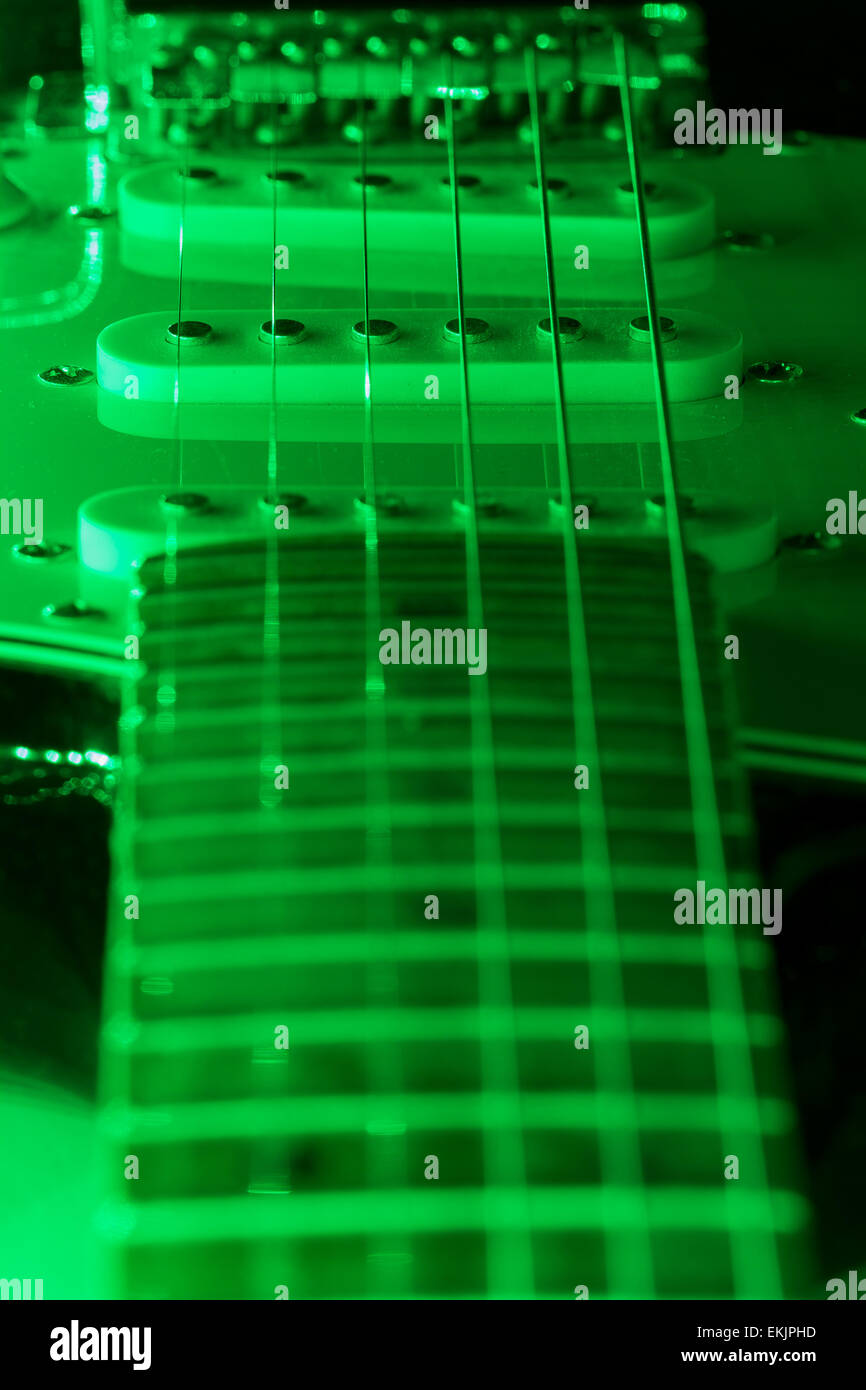 Una stringa di sei chitarra elettrica con luce verde Foto Stock